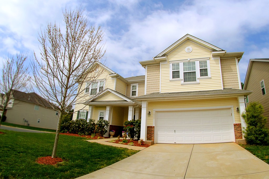 real estate photography :  home front - side angle view