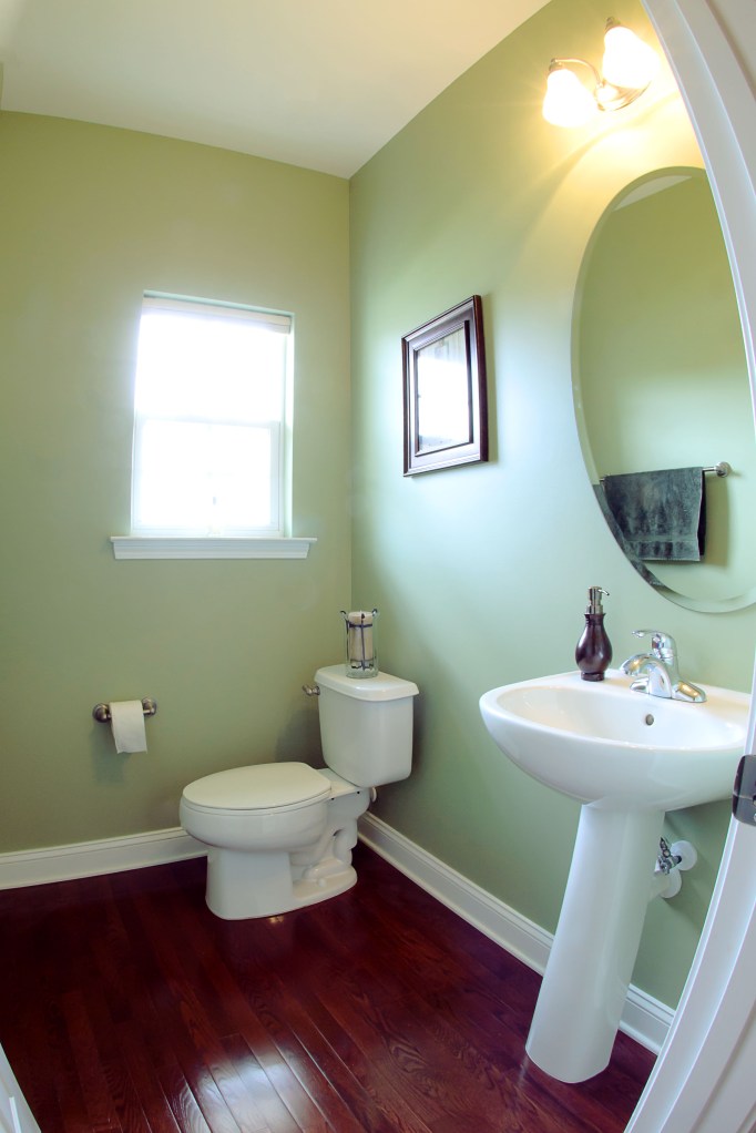 real estate photography :  half bath downstairs