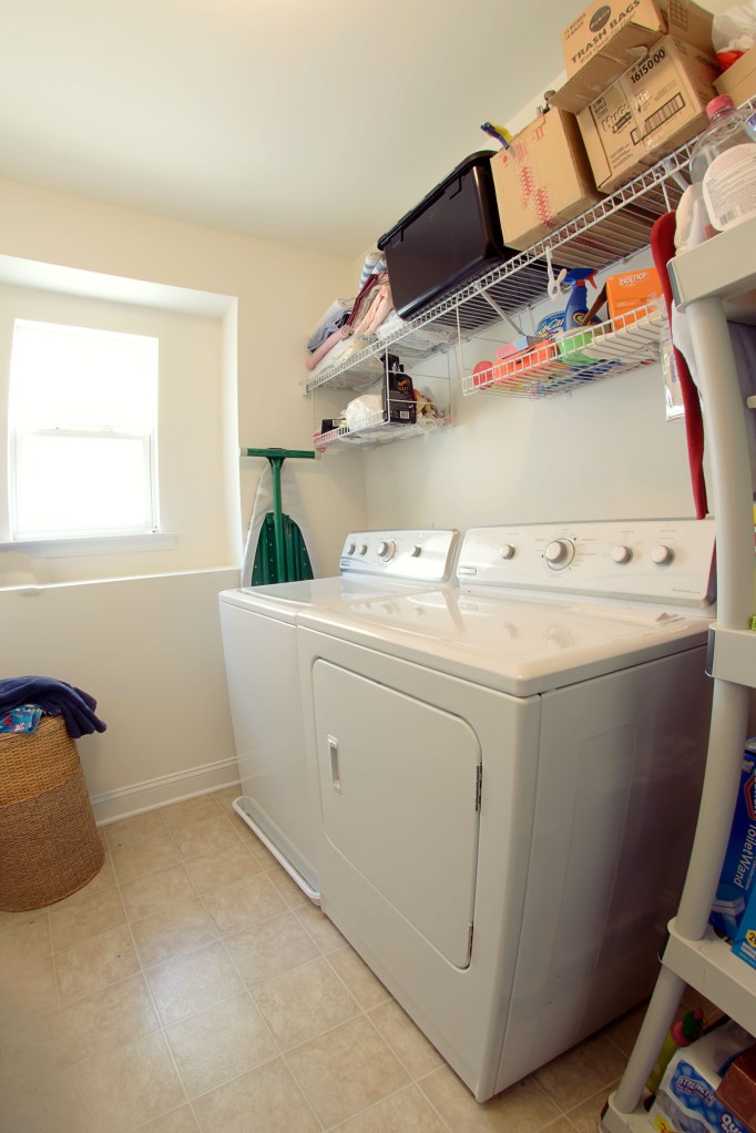 real estate photography :  laundry room