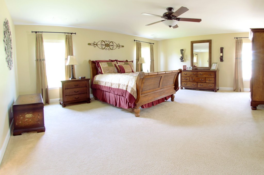 real estate photography :  master bedroom