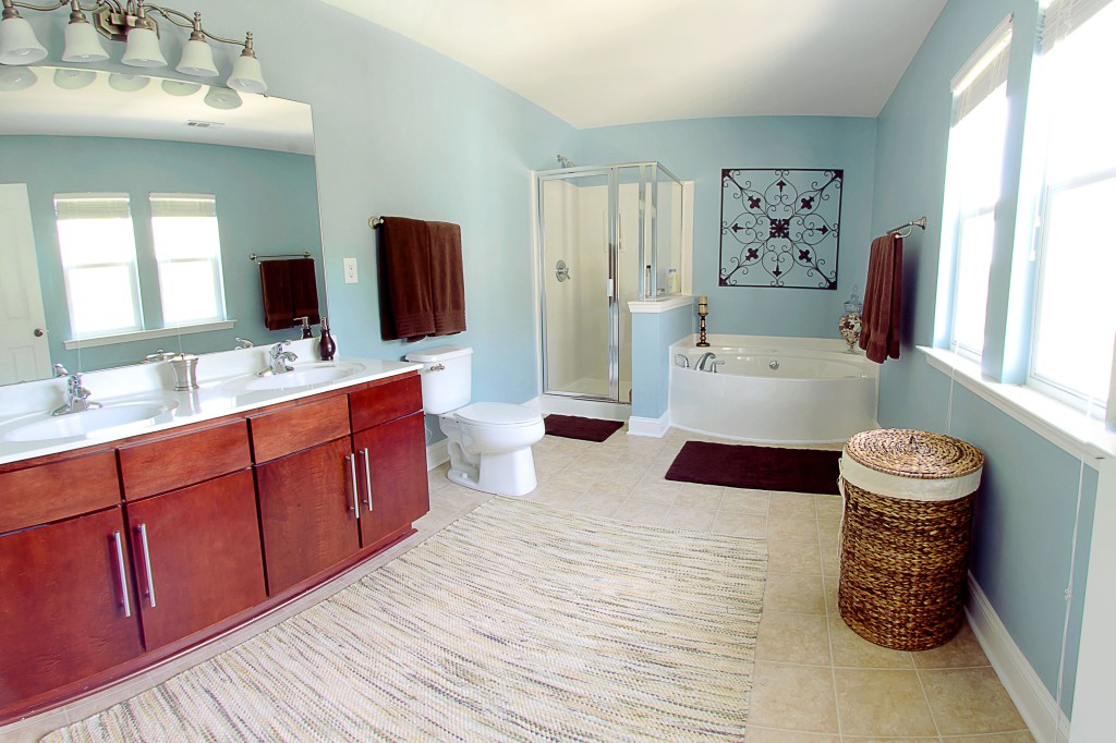 real estate photography :  master bathroom