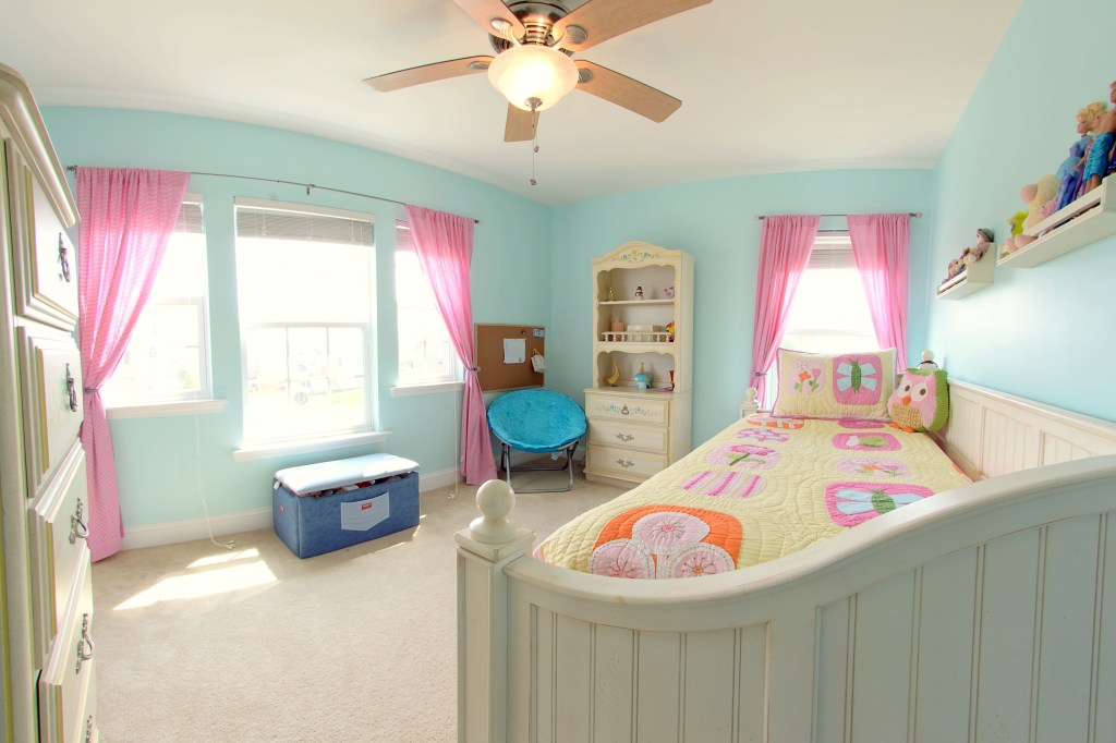 real estate photography :  guest bedroom