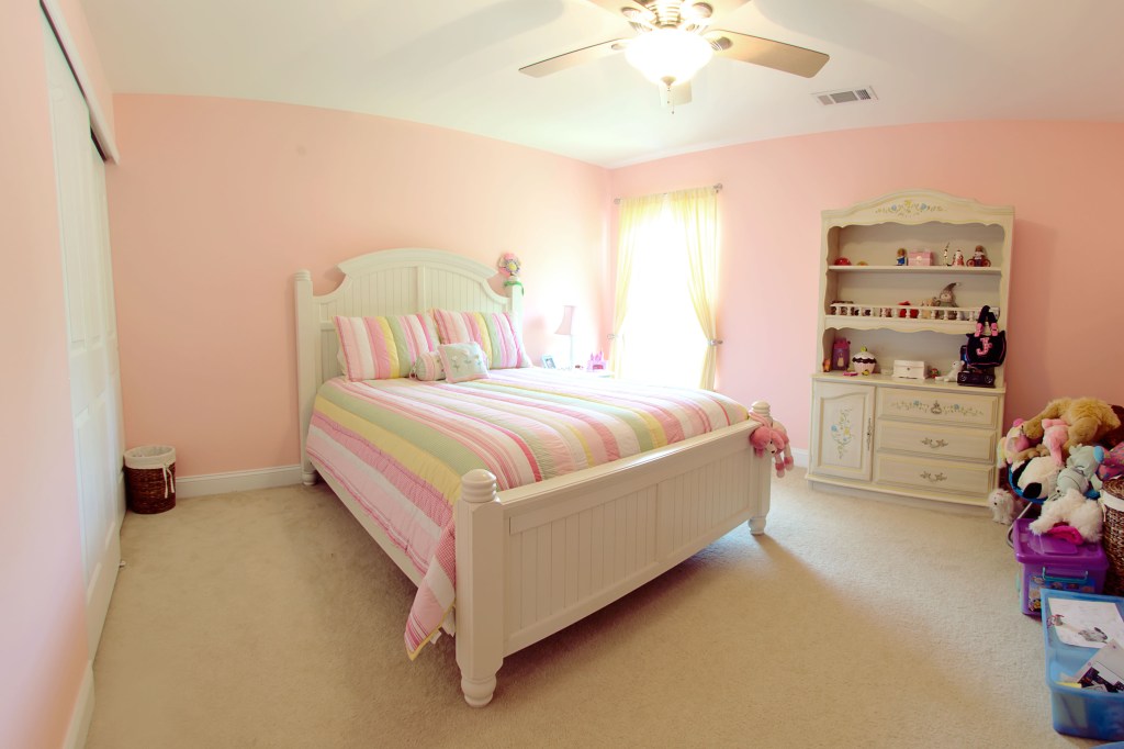 real estate photography :  guest bedroom