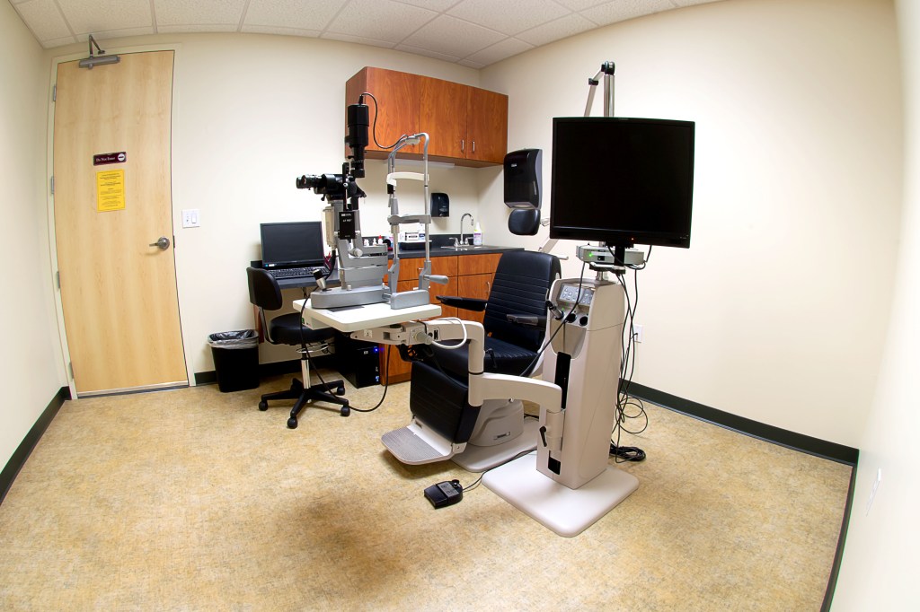 commercial real estate photography : eye exam room