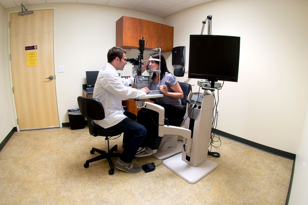 commercial real estate photography : eye exam room
