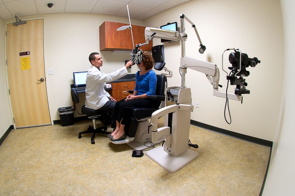 commercial real estate photography : eye exam room
