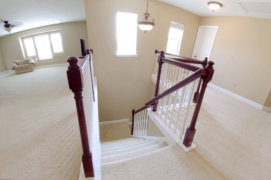 real estate photography :  upstairs foyer