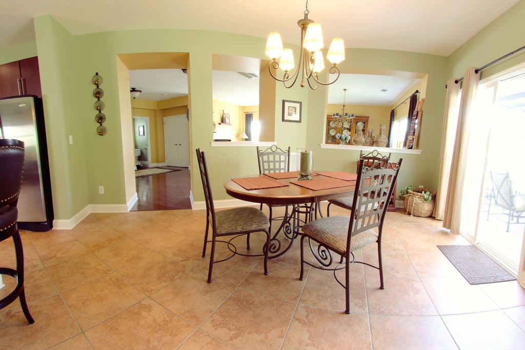 real estate photography :  breakfast nook